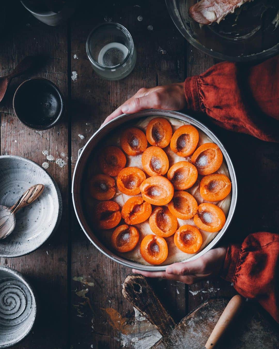 Linda Lomelinoのインスタグラム：「A very simple apricot cake 🧡 Served with whipped cream. Swipe to see the finished cake! The recipe is linked through my profile.  . . . . #simplerecipe #apricotcake #recipevideo」
