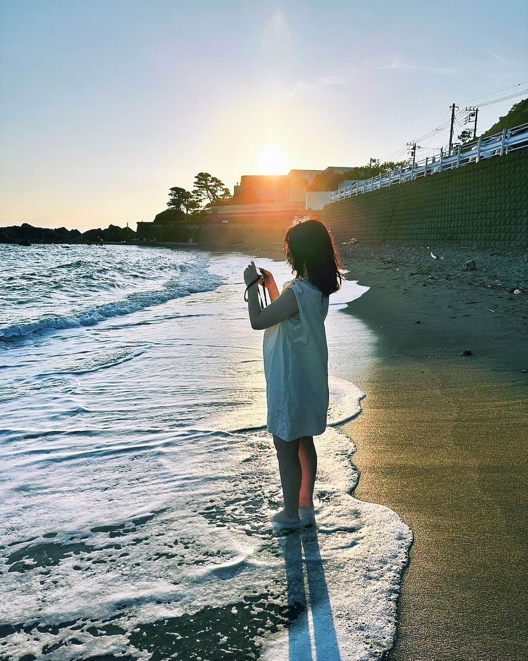 永原真夏のインスタグラム：「ライブをおやすみした一ヶ月、短いようで、こんなにライブから離れるのも珍しい一ヶ月。 この機会に、山へ梅狩りに外国へ観光にとたくさん吸収してたくさん遊んだけど、海が一番落ち着くし、やっぱりはやくライブがやりたいです🌊🐚」
