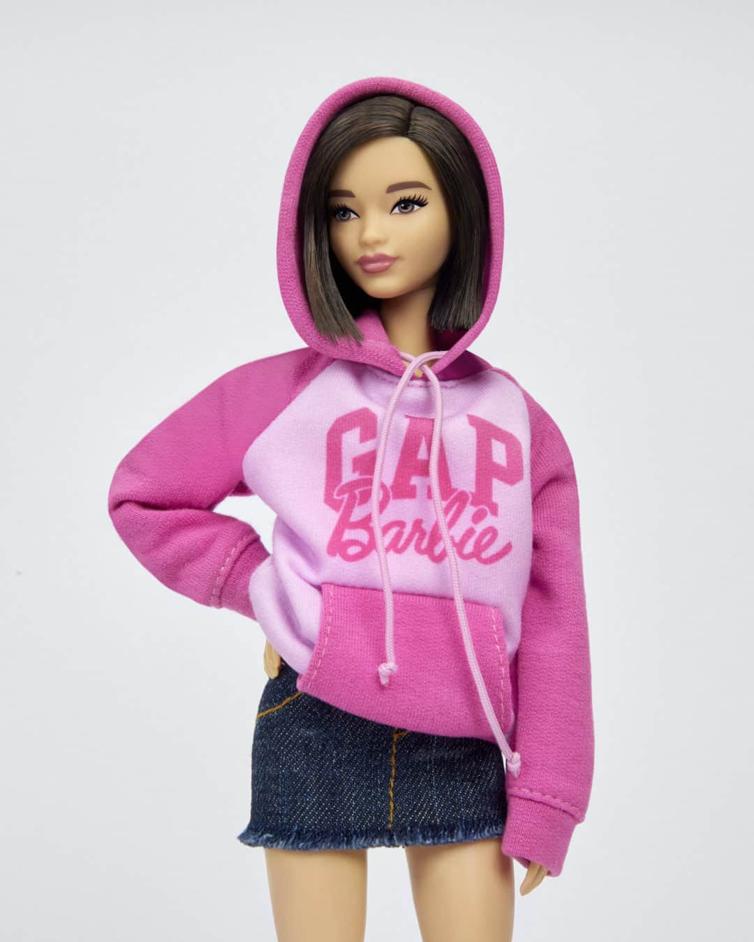 GAPさんのインスタグラム写真 - (GAPInstagram)「You *know* we had to get Barbie™️ in her own logo hoodie at some point during this collab. ✨  . We made a limited edition hoodie just for her — and the exclusive collectors box, too.」7月17日 1時30分 - gap