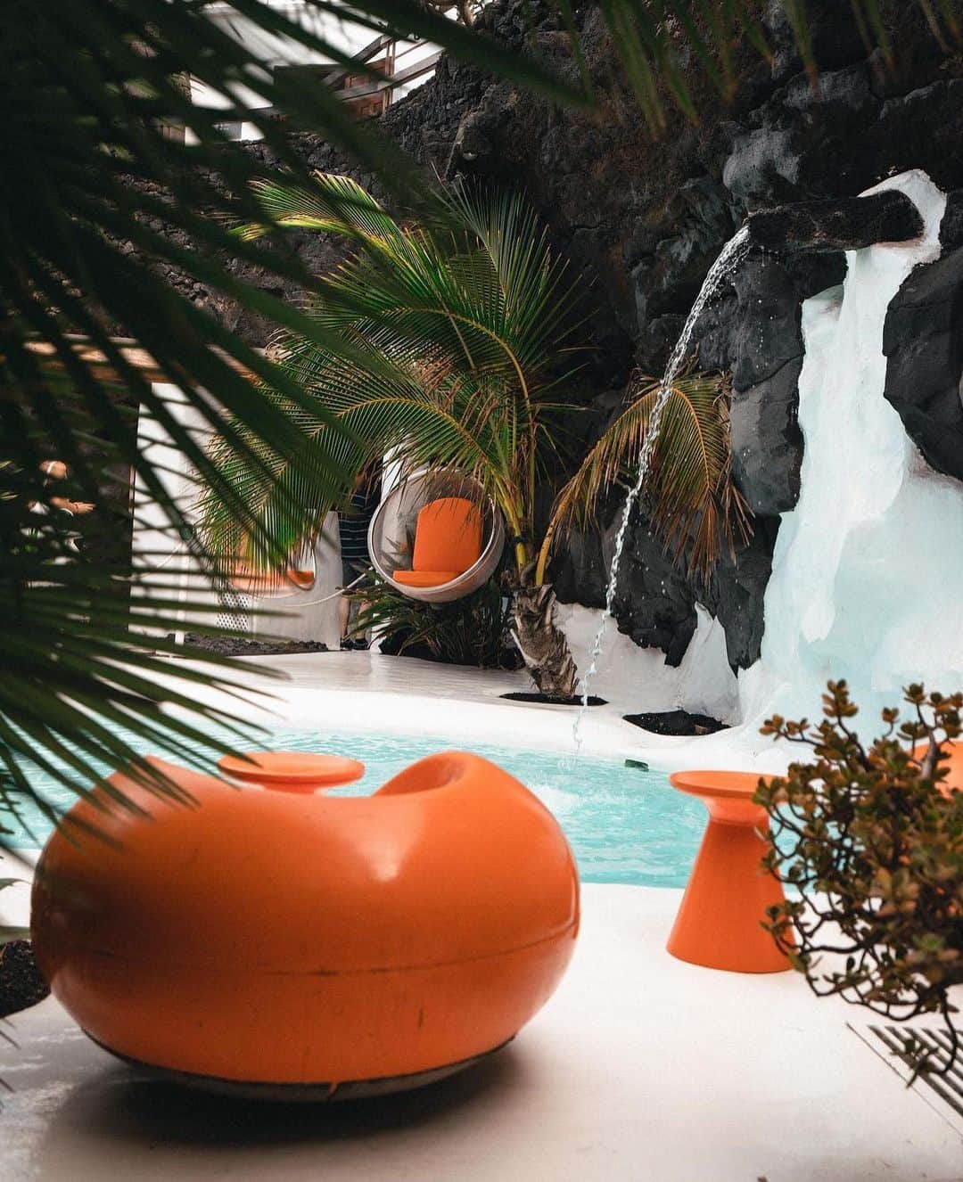 My Interiorのインスタグラム：「Fondation Cesar manrique Volcano House Architect @cesar_manrique_lanzarote 📸 @vinbonh   #cesarmanrique #cesarmanriquefoundation #art #exposition #lightroom #lanzarote」