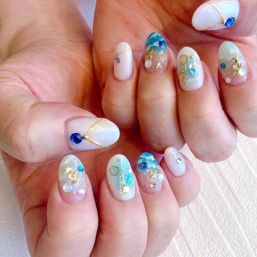 黒崎えり子さんのインスタグラム写真 - (黒崎えり子Instagram)「𝕆𝕔𝕖𝕒𝕟 𝔹𝕝𝕦𝕖 𓇼𓈒𓐍𓈒𓂂𓏸🩵 nails by  @wata._.aya_nail   #海ネイル #波ネイル  #オーシャンネイル #オーシャンブルー #シェルネイル  #ブルーネイル #夏ネイル #seanails  #wavenails  #oceannails  #oceanblue  #shellnails  #bluenails  #SummerNails  #erikonail #nails #naildesign #nailstagram #nailart #エリコネイル #ネイル #ネイルデザイン  #erikonail #表参道ネイルサロン #erikonail渡部亜矢子」7月16日 16時33分 - erikonail