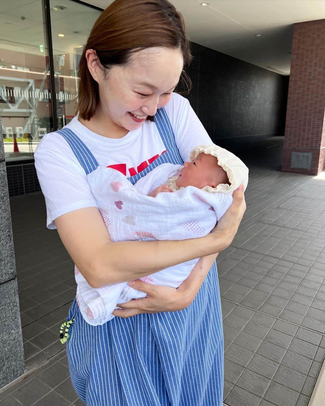 青木美緒のインスタグラム：「本日退院しました☺️💐👶🏻🤱🏻 . 激動の入院生活で何回も心が折れそうだったけど、沢山サポートしていただき無事元気に退院できて本当に嬉しい🐰🥲(家はやっぱりめっちゃ落ち着く💭💭)  . しかも今日は主人の誕生日🎂👨🏻👏すごい偶然🎊 #新生児」