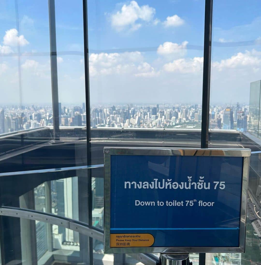 わかにゃん。さんのインスタグラム写真 - (わかにゃん。Instagram)「📍マハナコンタワー  タイの映えスポットスカイタワーは 76階まで上がれる展望台と お洒落なフードコートが併設されてます  写真を撮りすぎて携帯の充電が 切れちゃった人にはまさかの！  チャージスポットがあります！  日本のアプリでそのまま借りられます🥹  マハナコン・スカイウォーク展望台 入場Eチケット予約 はこちらから🩵  https://experiences.travel.rakuten.co.jp/experiences/20788  ✁┈┈┈┈┈┈┈┈┈┈  今回のタイ生活は  「楽天トラベル　観光体験」さんの  提供でお送りしています𓈒 𓏸 𓐍  𓂃 𓈒𓏸   𓂃◌𓈒𓐍 𓈒  今回タイに住んでいる間に 訪れる様々なスポットはすべて 楽天トラベル観光体験さんにて ご予約が可能です ✎𓈒𓂂𓏸   YouTubeでも タイに住む動画を2本上げるので そちらから予約、詳細がみれます🎐  @rakutentravelexp_ja   ✁┈┈┈┈┈┈┈┈┈┈  #Thailand #Thai #タイ #タイ旅行 #タイ料理 #タイ #🇹🇭 #楽天トラベル #楽天トラベルエクスペリエンス #楽天トラベル観光体験」7月16日 16時35分 - wknyan925_