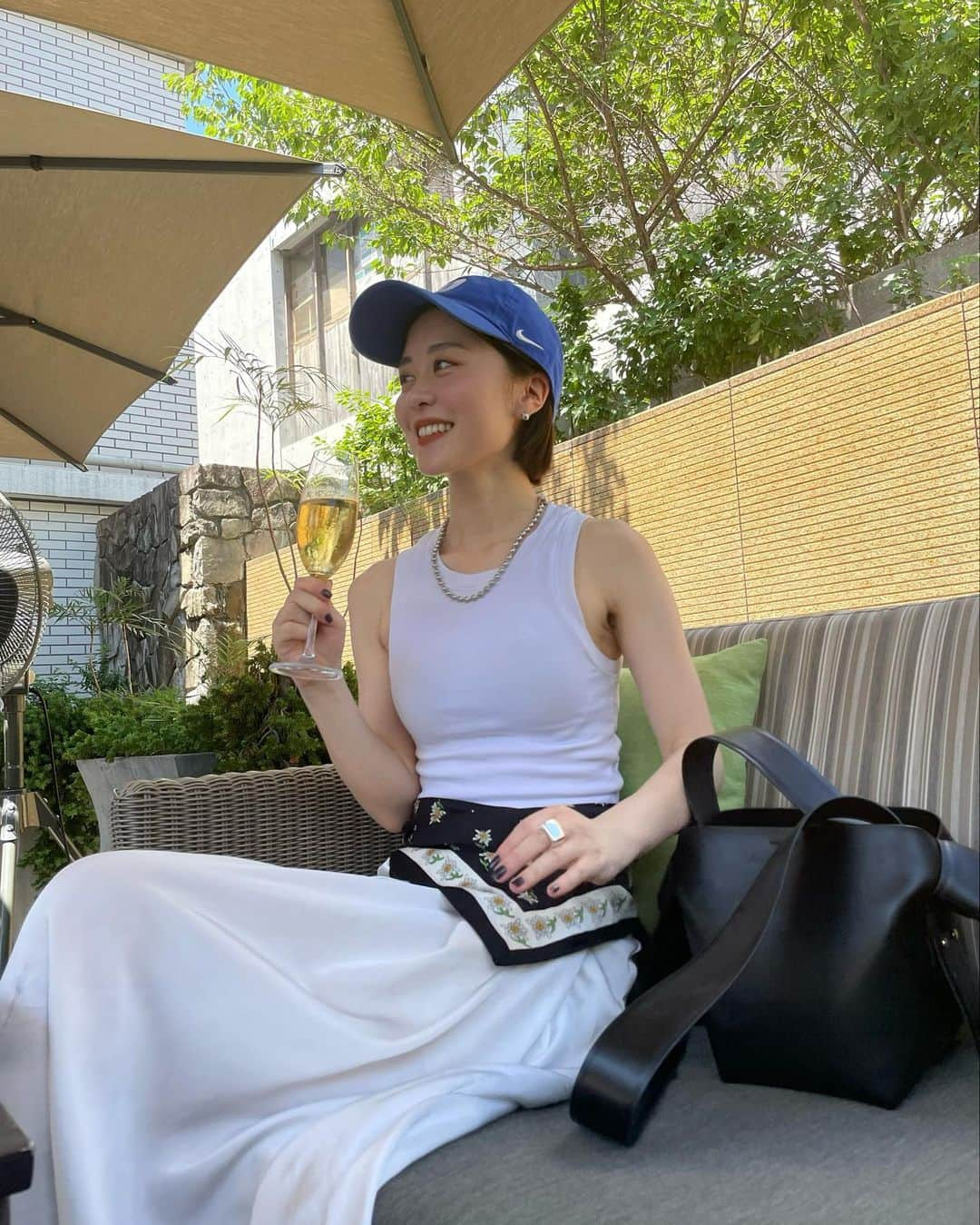 池田彩夏のインスタグラム：「本日暑すぎたけどテラス席最高だった🥂  #スカーフ #scarf #fashion #ランチ #lunch #カフェ#キャップ #cap」