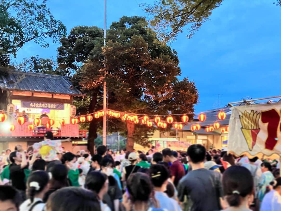 しおやてるこさんのインスタグラム写真 - (しおやてるこInstagram)「昨夜近所の神社の盆踊りに子供たちが遊びに行ったので様子見をに行ってみたら、もう歩けないくらいに人が来ててびっくりした。いままでこんなに混むことなんてなかったのにー！ってくらいの人出で、屋台フード買うのを早々にあきらめてラーメン食べに行った😂人多すぎてお祭りエンジョイ中の子供らにも会えなかったよ！  皆久しぶりの夏を楽しみに来たんだなーと。やっぱ嬉しいよねー！娘たちも友達と一緒に数年ぶりのお祭りを満喫したみたいでよかったよかった✨」7月16日 16時50分 - shiochin1129