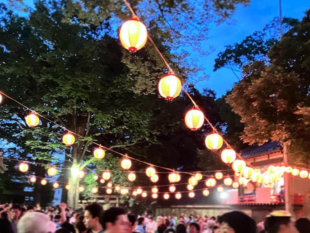 しおやてるこさんのインスタグラム写真 - (しおやてるこInstagram)「昨夜近所の神社の盆踊りに子供たちが遊びに行ったので様子見をに行ってみたら、もう歩けないくらいに人が来ててびっくりした。いままでこんなに混むことなんてなかったのにー！ってくらいの人出で、屋台フード買うのを早々にあきらめてラーメン食べに行った😂人多すぎてお祭りエンジョイ中の子供らにも会えなかったよ！  皆久しぶりの夏を楽しみに来たんだなーと。やっぱ嬉しいよねー！娘たちも友達と一緒に数年ぶりのお祭りを満喫したみたいでよかったよかった✨」7月16日 16時50分 - shiochin1129