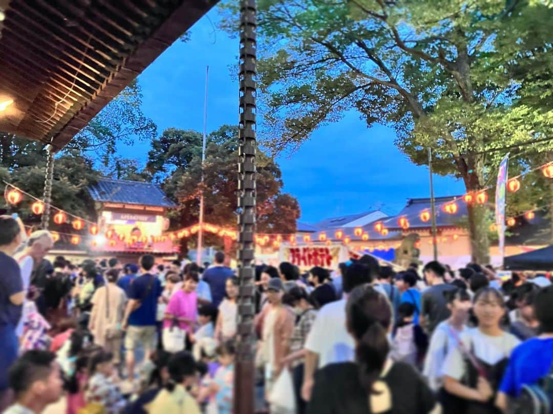 しおやてるこさんのインスタグラム写真 - (しおやてるこInstagram)「昨夜近所の神社の盆踊りに子供たちが遊びに行ったので様子見をに行ってみたら、もう歩けないくらいに人が来ててびっくりした。いままでこんなに混むことなんてなかったのにー！ってくらいの人出で、屋台フード買うのを早々にあきらめてラーメン食べに行った😂人多すぎてお祭りエンジョイ中の子供らにも会えなかったよ！  皆久しぶりの夏を楽しみに来たんだなーと。やっぱ嬉しいよねー！娘たちも友達と一緒に数年ぶりのお祭りを満喫したみたいでよかったよかった✨」7月16日 16時50分 - shiochin1129