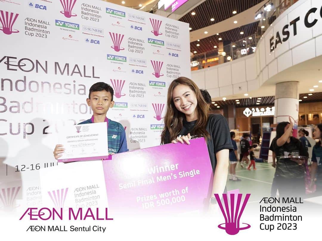 シャニア・ジュニアナタのインスタグラム：「Main fun match bareng ci @debbysusanto di Aeon Mall Indonesia Badminton Cup 2023 seru banget🤩  Thankyou @aeonmallsentul udah diajak join di event seseru ini😉 semoga dengan acara ini banyak atlet muda yang lahir dengan bakatnya luar biasa!   ❤️❤️」