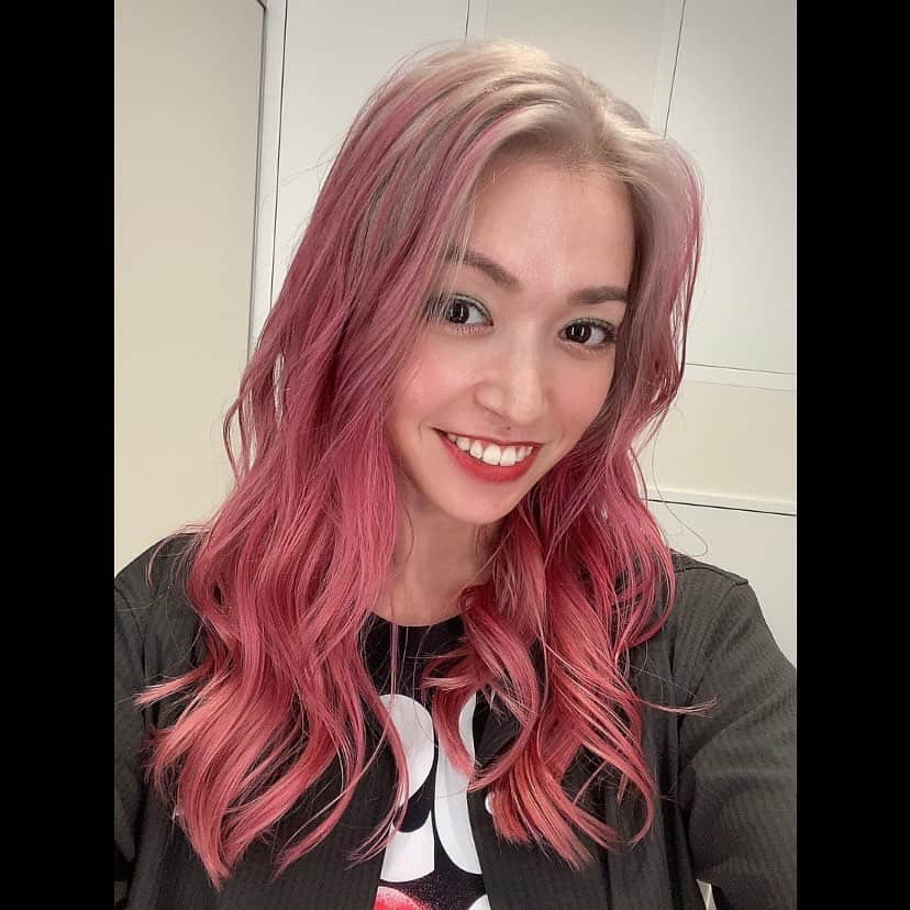ダンドイ舞莉花のインスタグラム：「New hair!!🤍  Thanks to @monjiahase for the 4.5hr long hair coloring session!!  4時間半かけて、モンジアさんが丁寧に丁寧にブリーチとカラーを手掛けてくださり、グラデーションもめちゃくちゃ綺麗！！🙌🏻  最高だ💕  ありがとうございました！！  @dab_hair   #pinkhair #newhair #pinkombre #hair #hairstyle #new #blonde #pink #thankyou #stylist #ピンクヘア #グラデーション #グラデーションヘアー #performer #singer #tokyo #japan」