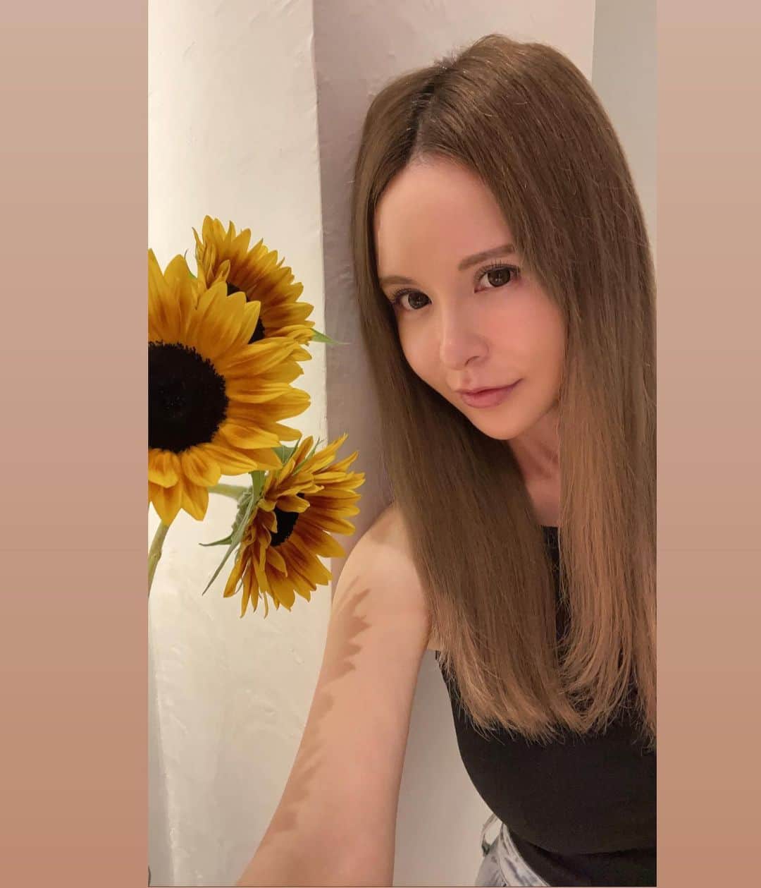 森藤恵美のインスタグラム：「ひまわりと私🌻 夏だね〜☀️ セミが全力でミンミン言ってる👒 暑い､､🌞」