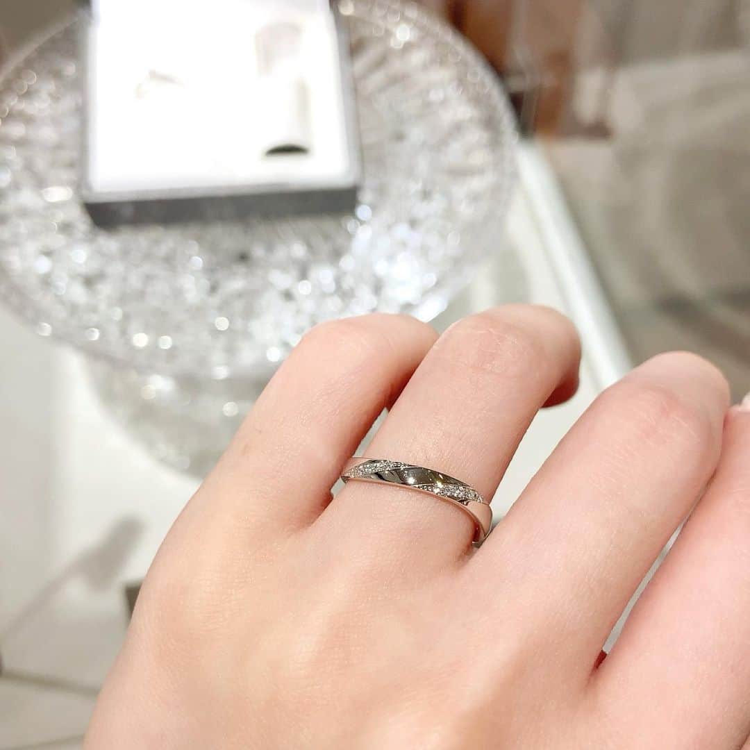 bijouxthreecさんのインスタグラム写真 - (bijouxthreecInstagram)「【Wish upon a star】   ◆ -Musubi- ムスビ  結びをイメージしたひねりのフォルムに ダイヤモンドが添えられたデザイン。 最高純度の純プラチナの重厚感ある艶やかさと、 ダイヤモンドのきらめきのコントラストが 美しいリングです。  - - - - - - - - - - - - - - - - - - - - - - - -   Wish upon s star ブライダルフェア 開催中です✨💍  ◆ご成約特典 ″Wish upon a star″ブライダルリングご成約で オリジナルのネイルオイルプレゼントいたします。 ※先着300名様  他にも特典ございますので 詳細は店頭スタッフまで🌿‬  - - - - - - - - - - - - - - - - - - - - - - - -   #wishuponastar #ウィッシュアポンアスター  #結婚指輪 #マリッジリング #婚約指輪 #エンゲージリング  #星に願いを #ブライダルフェア #プレ花嫁 #プレ花嫁準備  #bijouxthreec #ビジュースリーク #新潟 #古町」7月16日 16時46分 - bijouxthreec