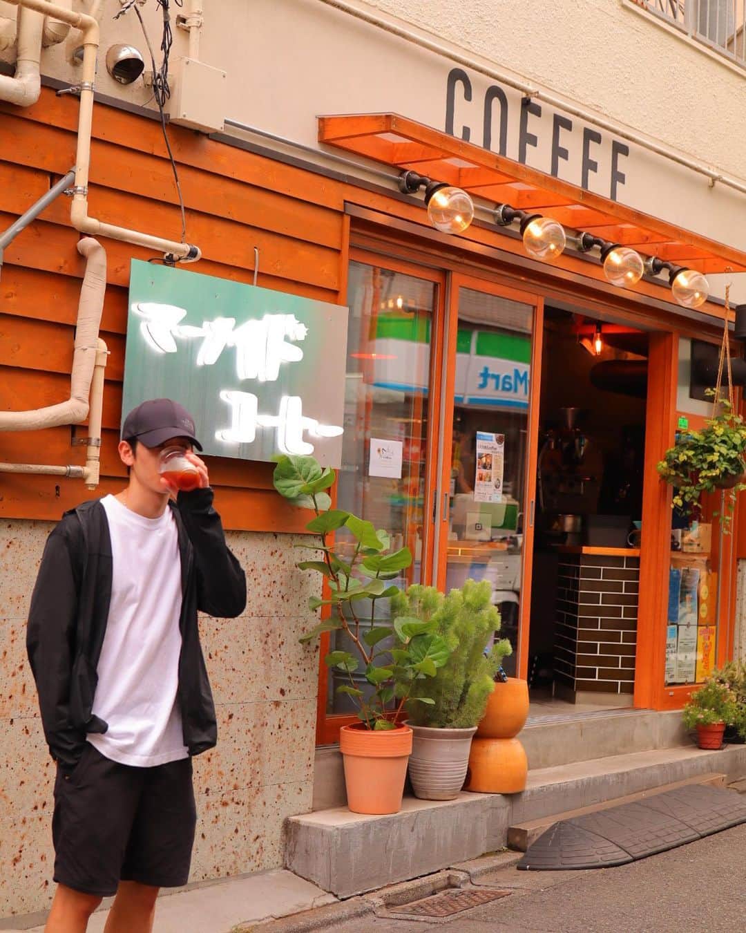 岩城滉太さんのインスタグラム写真 - (岩城滉太Instagram)「マーメイド コーヒー ロースターズ 明大前店  浅煎りのコーヒー豆でブレンドしたマイルドのアイスコーヒーをいただきました。  程よい酸味が爽やかでアイスにピッタリでした！  お店の雰囲気も良くて、とても居心地が良かった。  #coffee #coffeespecialist #cafe #コーヒー #カフェ #コーヒースペシャリスト #☕️」7月16日 16時48分 - kota_iwaki