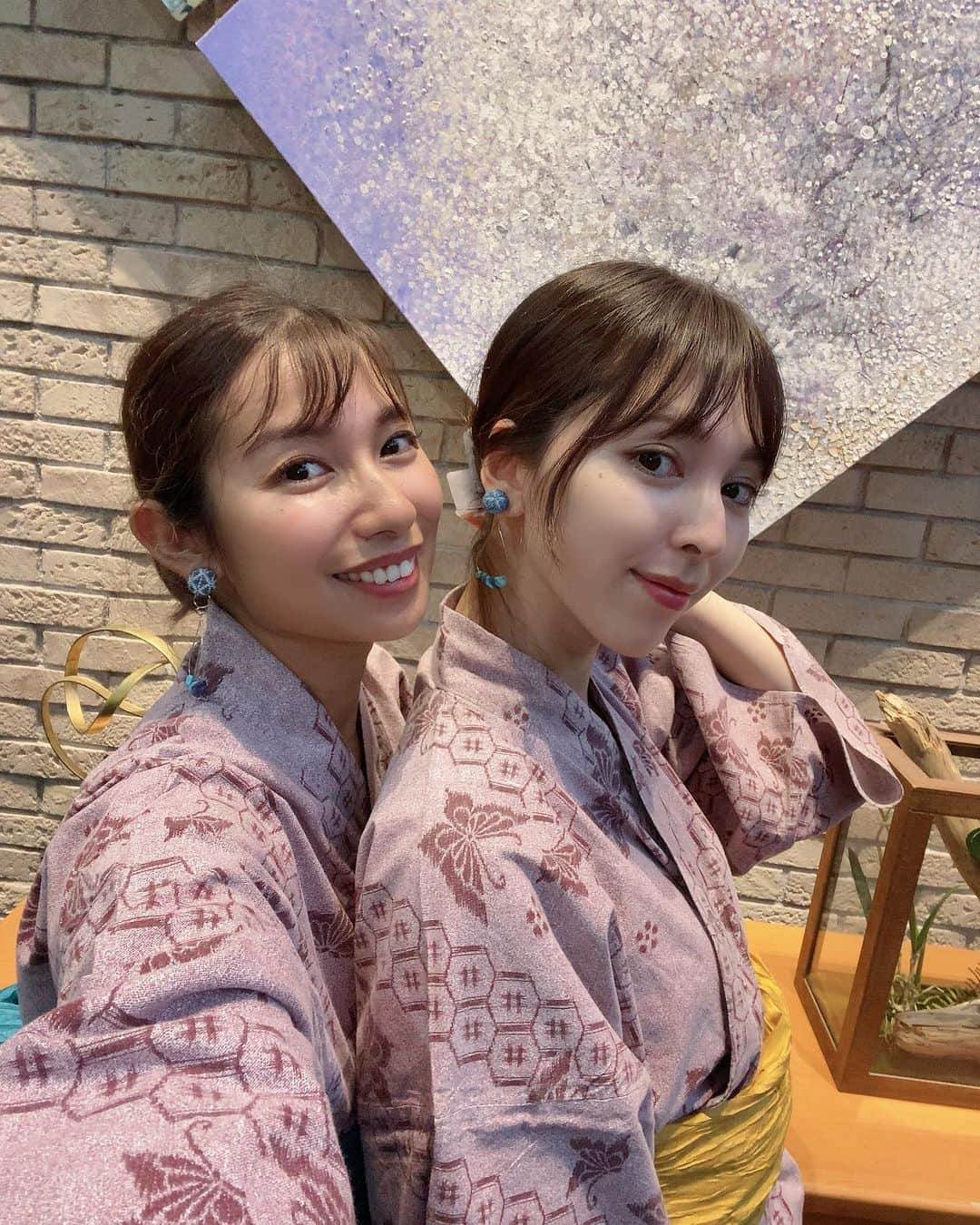 エマ中岡優姫のインスタグラム：「かわいい大好きな はるる様🩷 広島にいらっしゃ〜い✨ この前はるるにプレゼントしたかった @yuzunoito の お揃いピアスを 今回ゲットできて嬉しくて ソッコーつけてくれたし るんるんで撮影🤗🩷 浴衣は旅館ので 兵児帯持参で行ったよ🤣 次の日がお祭りで ダンスするから 練習でやってみたけど グダグダだったwww サニ坊もはるるに会えて むっちゃ嬉しそうでした🩷 #広島  #庄原  #ラフォーレ庄原桜花の郷  #温泉」