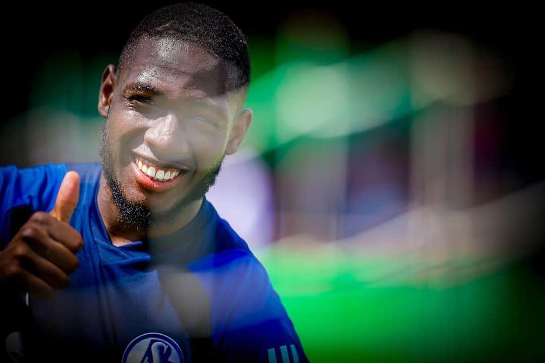 シャルケ04のインスタグラム：「Alles Gute zu deinem 22. Geburtstag, Malik!  . Nach dem anstrengenden Trainingslager in Mittersill hast du dir ganz viele Geschenke verdient 🎁🎂  . . #birthday #knappenschmiede #S04」