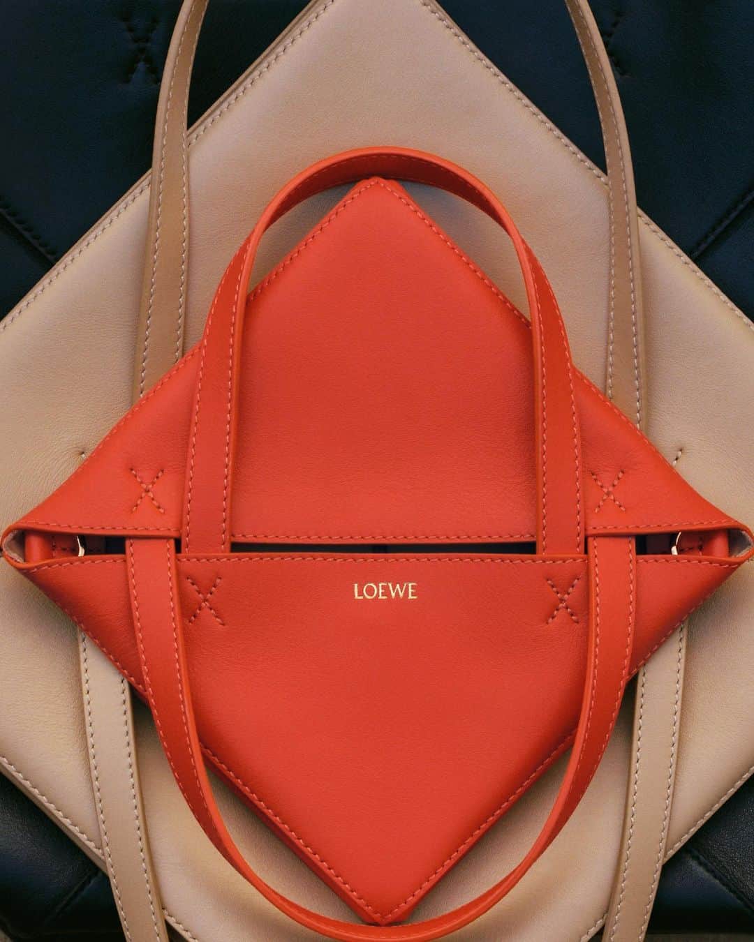 Loeweさんのインスタグラム写真 - (LoeweInstagram)「The Puzzle Fold Tote’s innovative design allows it to fold completely flat and effortlessly unfold with a single gesture—inspired by the iconic geometry of the original Puzzle debuted in 2014 as Jonathan Anderson’s first bag for LOEWE and an archive design known as the Origami bag.  loewe.com  #LOEWE #LOEWEpuzzle」7月16日 17時00分 - loewe