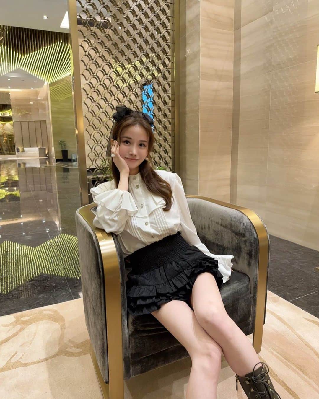 嬉野ゆみのインスタグラム：「かわいく賢く生きる♡  ...  って具体的になんだろうって考えてみた🫷🏻  経済的にも自立し 女性としての自信に溢れ 男性に選ばれるだけでなく、選ぶ側にもなれる女性！  かわいいも全部欲しいのです。  今、経済的に自立している若い女性はほとんどSNSを活用してる。  だからサロンでもSNSのコンテンツは引き続き発信していきます。  そんな私もSNSを始めたのは4年前から。  SNSは自分の見た目も変えてくれたの。  インドアで仕事ばかりの私は、SNSがなかったら、お洒落してメイクして外に出ることはほとんどなかったと思う🤣 性格も明るくなった☀️  インスタを始めた当初、コメントで、鎖骨ないんだねって言われて、 自分は鎖骨出ないタイプかと思ってたんだけど、調べたらただ太ってるから鎖骨が出ていないことを知ったんだよねw  本当にそんなレベル。  そこから色々研究して、今に至る🥰  もし自分を変えたい！という人がいたら、撮影することをおすすめしたい。  ↓  撮影すると、自分を客観視できるから。  自分を知ることが、成長できる第一歩🚶‍♀️  まずは外見から。外見が変われば中身も自然と変わる。  これは私が実証済み。  せっかくメイクして友達や彼と出かける日は是非撮影してもらってください🥰💓」