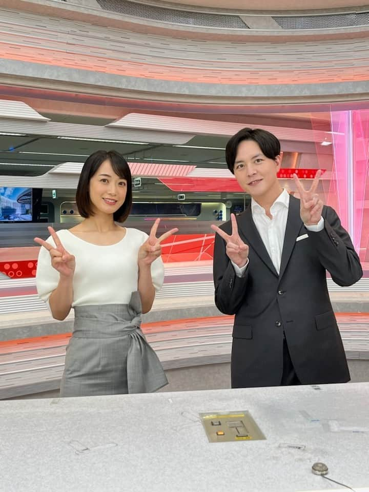 テレビ朝日アナウンサー公式さんのインスタグラム写真 - (テレビ朝日アナウンサー公式Instagram)「5時30分からは #スーパーJチャンネル　「7月から日曜日に加えて土曜日のJチャンネルも八木アナと一緒に担当しています。ちなみに今週私は世界水泳で代わりは仁科アナです。写真はわかりづらいかもしれませんが土曜日と日曜日という意味の2のポーズです！　#斎藤康貴」」7月16日 17時00分 - tvasahi_announcers