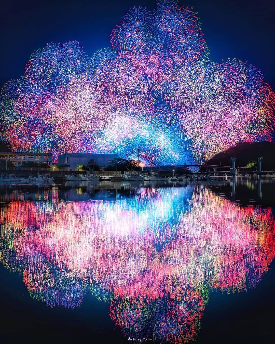 旅行メディア・じゃらん〈公式〉さんのインスタグラム写真 - (旅行メディア・じゃらん〈公式〉Instagram)「#きほく燈籠祭 2023年7月22日（土）に開催予定。海に浮かぶ巨大な燈籠と迫力の花火の競演で、夏の風物詩となっています。 . . ━━━━━━━━━━━━━━━ 📍 三重県「きほく燈籠祭」 📷 @kazu_run02 ━━━━━━━━━━━━━━━ . . #jalan_travel　をつけていただいた中からpick upしました 素敵なお写真をありがとうございました┈✈︎  .  . ☑ あらかじめ最新情報をご確認の上、お出かけください。 ☑ #jalan_travel をつけて、ぜひ今までの旅行先の思い出写真を投稿してください。このアカウントでご紹介させていただきます。(じゃらんニュースでも紹介される可能性があります） . . . . . . #いつか行きたい #じゃらん #観光 #観光地 #観光スポット #旅行 #旅行好きな人と繋がりたい #旅行好き #japantravelphoto #japantrip #japantravel #国内旅行 #絶景 #絶景スポット #誰かに見せたい景色 #誰かに見せたい風景 #三重 #三重観光 #三重旅行 #mie」7月16日 17時00分 - jalan_net