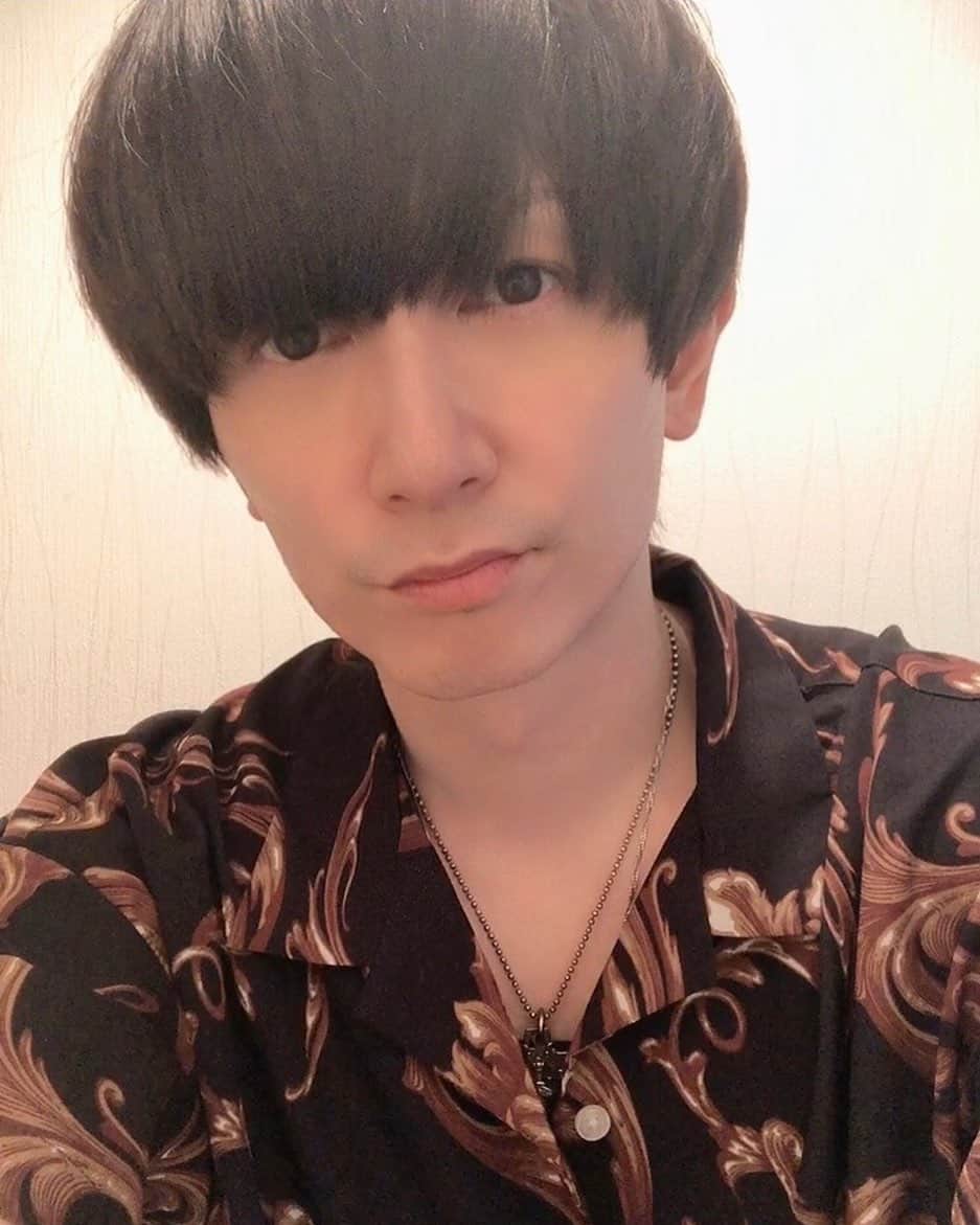 のインスタグラム：「☆ Hello〜^ ^ 髪切りたてノーセット青木です^ ^ ＝ 9/9・10ファンクラブイベント、明日で受付締め切りとなります！ 9日当日は14時半受付15時からライブ、そして23時くらいまでイベントが続く予定です！ 現地集合か？との問い合わせ→現地集合になります！ 越後湯沢駅からホテルバスの送迎が出てますのでそちらのご案内も来てくださる方には送付します！ ライブ中の一部を撮影OKすることにもなりましたので、是非楽しみにしていてください^ ^ 受付の仕方がわからない方は事務局のほうに連絡を入れてくださいませ！ 9/9・10 「FANCLUB EVENT 2023 in NIIGATA」 今回は新潟県湯沢のNASPAニューオータニで開催決定！ ライブはもちろん、ツーショット撮影・ファンミーティング・抽選会等、いつもより長く本人と時間を共有＆ホテル内には温泉も完備され、これまでで一番の、パワーアップしたイベントとなっております！ さらにライブの一部を撮影OKに！ 帰りも皆さんをお見送り^ ^ FACEと過ごす1泊2日、是非ご参加いただき思い出をまた一つ増やしましょう！ 会員の皆さんにはメルマガの通知もいくかと思いますが、詳しくはオフィシャルブログをご覧ください！ ＝ 《お知らせ》 ◉7月23日(日)17時30分〜 「第51回　八丈島夏まつり」 会場：八丈町庁舎特設会場 ※観覧無料 メインゲストとして出演！ ◉2024年1月16日〜1月19日 「にっぽん丸　自由自在〜千葉・下田〜」 発着港：名古屋発・名古屋着 16日にクルーズを彩るエンターテイナーとして出演！ 詳しくをオフィシャルブログをチェック！ 《LIVE情報》 「青木隆治 25th Anniversary LIVE 〜ひとりモノマネ紅白歌合戦〜」公演開催決定！ 【公演日時・会場】 2023年10月21日（土）16:00開演　アワーズホール（明石市立市民会館） 2023年10月22日（日）14:00開演　舞鶴市総合文化会館 大ホール ※開場は開演の30分前 【チケット一般発売日】 2023年7月20日（木） 今回は自身初すべて着替え、たった一人で史上初となるモノマネで紅白歌合戦を開催！ 25周年集大成となる真剣勝負のステージ、是非遊びにいらしてください！ 詳しくはオフィシャルブログをチェック！ ＝ 只今あるとこに仕事来てます^ ^ 楽しんできます^ ^ まだまだ続くお知らせもお楽しみに！ それでは、また！ Love & Peace！ ＝＝＝＝＝＝＝＝＝＝ ◎ドラマ◎ NHKドラマ 「卒業タイムリミット」 配信ドラマ 「プロデューサーK PART4」 ＝＝＝＝＝＝＝＝＝＝ ◎ファンクラブ◎ 大好評の更新&新規ご入会特典！ 青木隆治が25周年・Face10周年を越える2023年度は、会員様全員に新曲をCDにしてプレゼント！ 詳しくはオフィシャルブログをご覧ください！ ＝＝＝＝＝＝＝＝＝＝ ◎青木隆治プレミアムチャンネルーYouTubeー◎ https://www.youtube.com/channel/UCr7KCeTUzCFzADVYG-PF9DA ＝＝＝＝＝＝＝＝＝＝ ◎青木隆治オフィシャルTikTok◎ www.tiktok.com/@aoki_ryuji_official ＝＝＝＝＝＝＝＝＝＝ ◎青木隆治/Faceオフィシャルサイト◎ http://aoki-ryuji.com/ ＝＝＝＝＝＝＝＝＝＝ ◎青木隆治オフィシャルブログ◎ https://ameblo.jp/aoki-ryuji/ ＝＝＝＝＝＝＝＝＝＝ ◎オンラインサロン◎ 青木隆治プロジェクト 「W.B.E -World of Best Entertainment-」 https://community.camp-fire.jp/projects/view/229853 ＝＝＝＝＝＝＝＝＝＝ ◎Face◎ 「夏空」 「証」「Snow Rain」 「CROSS IN LOVE」「白夜街」 絶賛配信中！ ＝＝＝＝＝＝＝＝＝＝ 青木隆治 「You & I」 「Story」 絶賛配信中！ ＝＝＝＝＝＝＝＝＝＝ #青木隆治  #aokiryuji  #ryujiaoki  #face  #youtube  #青木隆治プレミアムチャンネル  #tiktok  #オンラインサロン  #ライブ配信  #ファンクラブ #fanclub #イベント #event  #新潟  #越後湯沢  #八丈島  #夏祭り  #にっぽん丸  #クルージング  #ものまね  #紅白歌合戦  #兵庫  #明石  #京都  #舞鶴」
