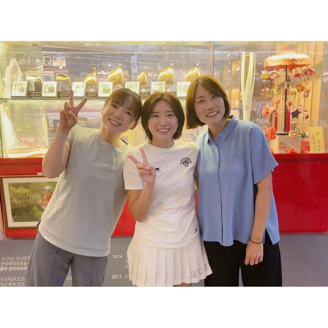 有村智恵のインスタグラム：「#有村の智慧_韓国ゴルフ取材旅   ２日目の午前中は、ボミが経営しているインドア練習場へ😊 練習場は、ボミ記念館のようになっていて、ファンの方は行ったら絶対泣いちゃうんじゃないかというような場所になっていました😍  ここでのトーク収録を挟み、その後ボミの家族が営むお蕎麦屋さんでご飯をご馳走になりました❤️  ここの冷麺風のお蕎麦や、蕎麦粉で作ったチキンや餃子など全てが美味しくて！ 日本でも食べたい！店だそう！と盛り上がってました☺︎ (皆さん、お店出したらきてくれますか😍？)  ボミの家族にも会えて、帰りにお母さんから大量のお土産をもらい、ここでも愛情をたっぷり頂き次の場所へ向かいます❣️  ボミ、ボミの家族の皆さん、ありがとうございました😍❤️😍❤️」