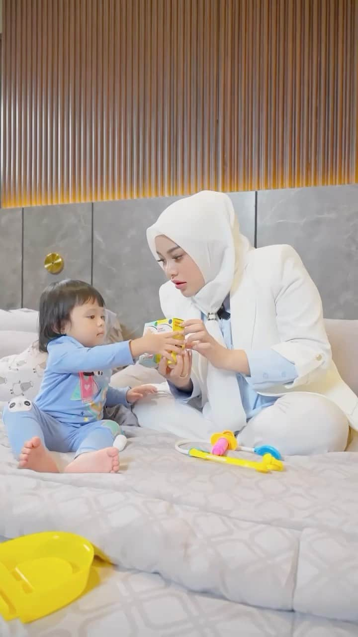 Aurelのインスタグラム：「Siapa yang kecilnya dikasih Termorex dan sekarang udah punya anak juga masih pakai? Selalu eksis nihh sirup obat pereda demam satu ini! ✋  Termorex udah lebih dari 30 tahun jadi andalan ibu ibu Indonesia buat bantu redakan demam anak, dengan rasa jeruk yang disukai anak - anak, bebas alkohol dan pastinya aman dong, Bunda bisa cek di website BPOM juga. Nah kalo demamnya disertai flu batuk, berikannya Termorex Plus ya.  Termorex bisa Bunda - Bunda beli di Apotek, Toko Obat atau Mini Market terdekat ya.  #Termorex #BikinTenangHatiBunda」