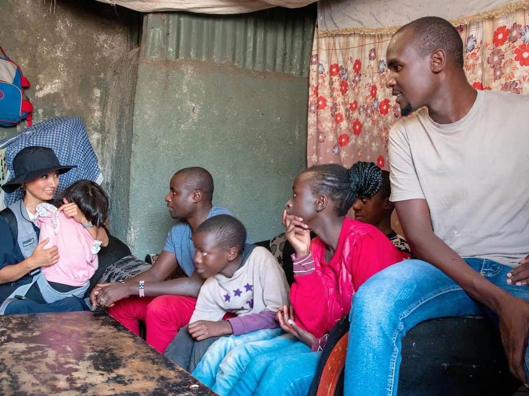 榎戸教子さんのインスタグラム写真 - (榎戸教子Instagram)「【ケニア】 100万人以上が暮らす ナイロビのスラム街・キベラへ。 子どもたちはすぐに打ち解けますね。 アジア人は珍しいのか、 娘は触られまくっていました。  音声メディアVoicyでお話しました。 写真と合わせてお聴きください。  『#75 ケニア・ナイロビの120万人が暮らすスラム街へ、丸坊主になりました』 https://voicy.jp/channel/3482/558212  #kibera #kenya #nairobi #africa #worldtraveler #trip #世界一周 #ケニア」7月16日 17時12分 - noriko_enokido