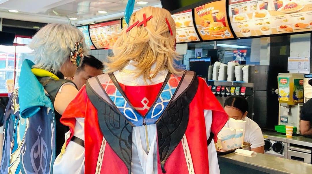 麗華さんのインスタグラム写真 - (麗華Instagram)「We came to McDonald's together🍔  I order for a happy set✨  #TGKMATSURI #Philippines」7月16日 17時24分 - reika_japan_