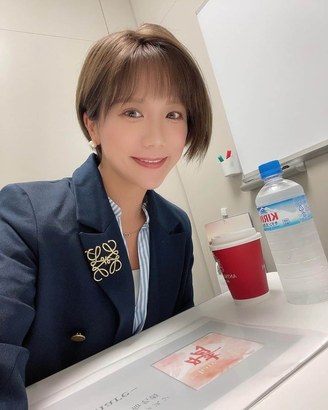 海江田麻貴さんのインスタグラム写真 - (海江田麻貴Instagram)「ㅤㅤㅤㅤㅤ ㅤㅤㅤㅤㅤ 先日人生で初めて、自分で作った資料で大勢の方の前で プレゼンするっていう機会を頂いてきたところ🫠 ㅤㅤㅤㅤㅤ ㅤㅤㅤㅤㅤ 緊張したあああああ🥵🤣 ㅤㅤㅤㅤㅤ ㅤㅤㅤㅤㅤ ずっとタレントしてきて、この日のための準備の段階でも デスクワークが壊滅的にできなくて社会人レベル低...って 落ち込んでたけど、人前で話すっていうことは 仕事柄堂々と出来た気がするから、胸を張ろう😂🌼  ㅤㅤㅤㅤㅤ ㅤㅤㅤㅤㅤ ㅤㅤㅤㅤㅤ 何でも挑戦◎ ひと皮向けた気がするよ😊  ㅤㅤㅤㅤㅤ  ㅤㅤㅤㅤㅤ  ㅤㅤㅤㅤㅤ  ㅤㅤㅤㅤㅤ#フリーアナウンサー #キャスター #タレント #リポーター #ブラウス #女子アナコーデ #japanesegirl #日本女孩 #loewe #ブレザー #紺ブレ #ジャケットコーデ #ジャケットスタイル #ジャケット」7月16日 17時19分 - _makiii0924_