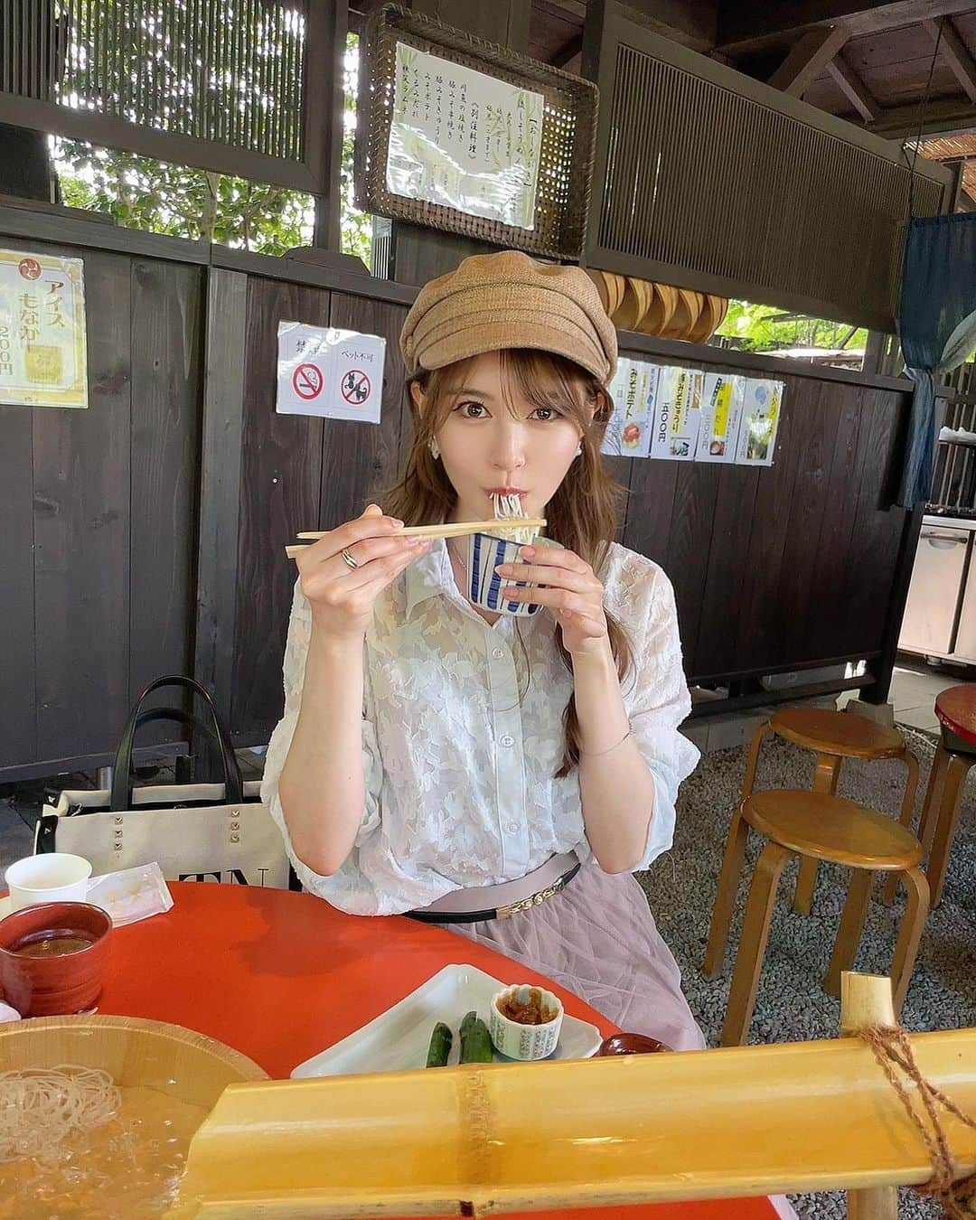 相沢みなみさんのインスタグラム写真 - (相沢みなみInstagram)「I'm enjoying this summer a lot⛲️☀️ This "Nagashi Somen" is a summer tradition in Japan. In nagashisomen, you need to catch the flowing noodle by your own chopsticks! Are you good at useing chopsticks? :-D . 初流しそうめん🎋 一発目から麺は掴めなかったでふ🙂 . #流しそうめん #nagashisomen  . #相沢みなみ  #minamiaizawa」7月16日 17時21分 - epoint2016