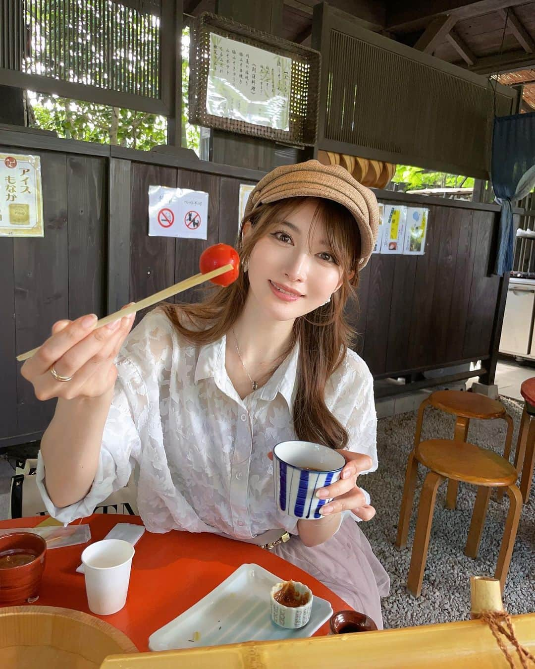 相沢みなみさんのインスタグラム写真 - (相沢みなみInstagram)「I'm enjoying this summer a lot⛲️☀️ This "Nagashi Somen" is a summer tradition in Japan. In nagashisomen, you need to catch the flowing noodle by your own chopsticks! Are you good at useing chopsticks? :-D . 初流しそうめん🎋 一発目から麺は掴めなかったでふ🙂 . #流しそうめん #nagashisomen  . #相沢みなみ  #minamiaizawa」7月16日 17時21分 - epoint2016