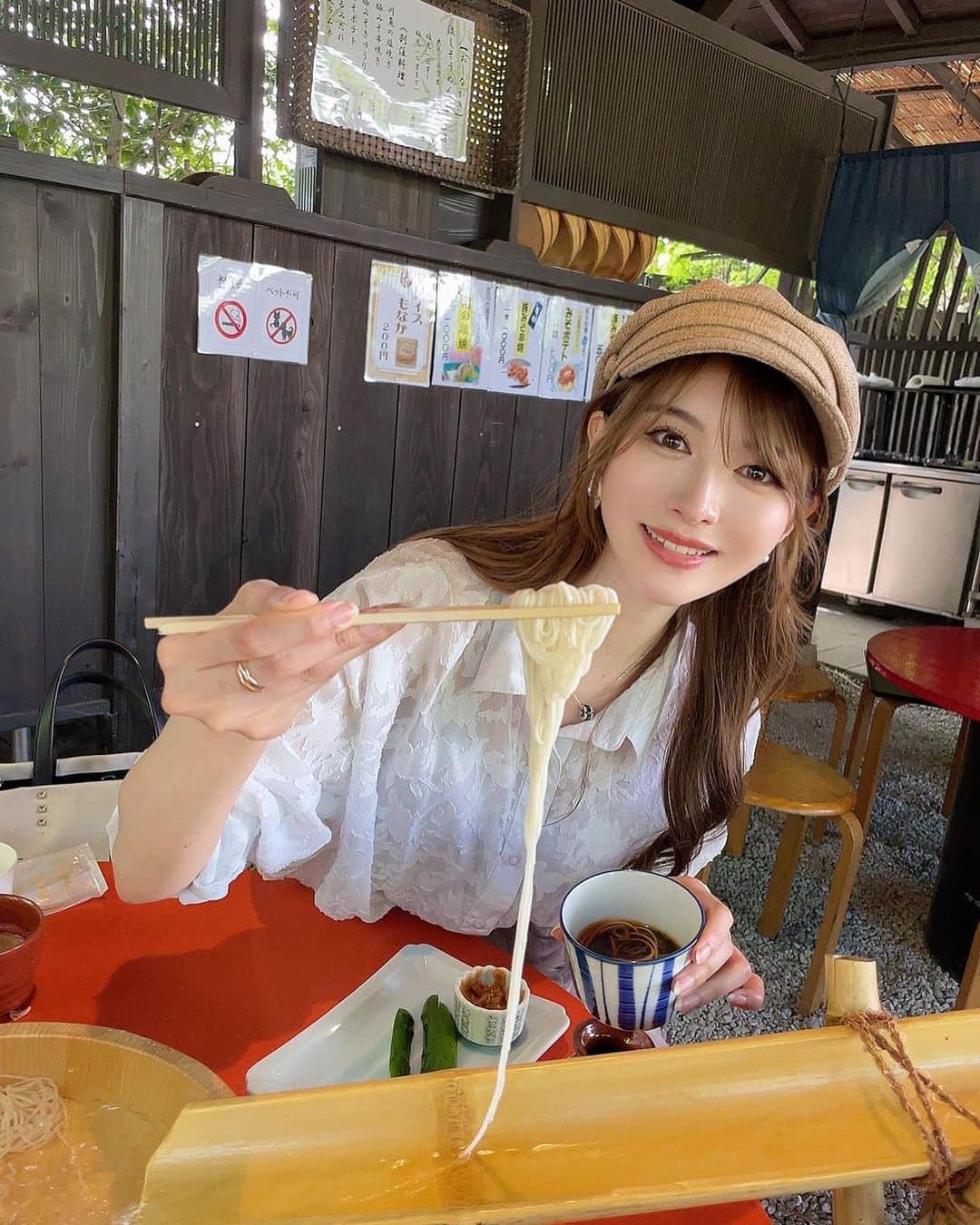 相沢みなみさんのインスタグラム写真 - (相沢みなみInstagram)「I'm enjoying this summer a lot⛲️☀️ This "Nagashi Somen" is a summer tradition in Japan. In nagashisomen, you need to catch the flowing noodle by your own chopsticks! Are you good at useing chopsticks? :-D . 初流しそうめん🎋 一発目から麺は掴めなかったでふ🙂 . #流しそうめん #nagashisomen  . #相沢みなみ  #minamiaizawa」7月16日 17時21分 - epoint2016