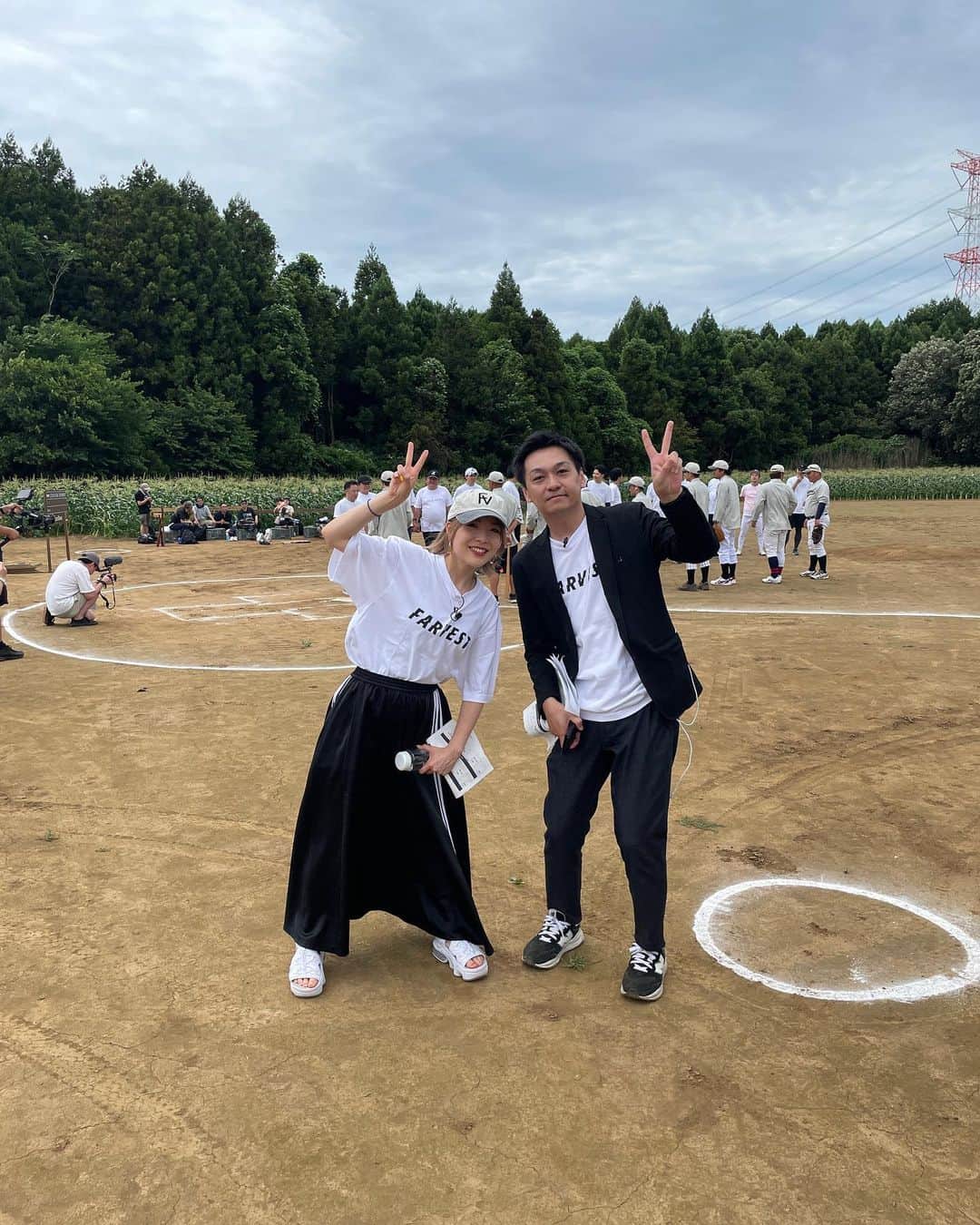 小川麻琴さんのインスタグラム写真 - (小川麻琴Instagram)「昨日、ローソンファーム千葉で開催されたイベント「FARVEST」で、パイナップリンの齋藤さんと共に1日MCを務めさせて頂きました😌✨  農業✖︎カルチャーという事で、今回はとうもろこし畑✖︎野球がテーマのイベントでしたよ🌽⚾️  壮大なとうもろこし畑の真ん中に野球場があるなんて、東京では味わえない光景😳  その中で大人も子供も野球を楽しみ、他にも野菜の収穫体験や巨大迷路、プール、キッチンカーetc..  家族で楽しめる本当に素敵なイベントでした🥹  大自然と、集まってくれたお客様の笑い声や笑顔に、私までエネルギーをもらえる幸せな一日だったなぁ✨  こういったイベントを通して農業がもっと身近に感じられるようになったら素敵だなと、純粋に思いました😌  FARVESTではアパレルも展開していて、私も衣装で着させて頂いたのですが どれもオシャレで普段着としても使いたいアイテムがいっぱいでした🥰  8月1日からECサイトでも購入出来るみたいなので、気になった方は是非チェックしてみてね🤭✨  #ローソンファーム  #ローソンファーム千葉  #農業  #カルチャー  #とうもろこし畑 #野球  #farvest  #イベント」7月16日 17時25分 - 1029_makoto