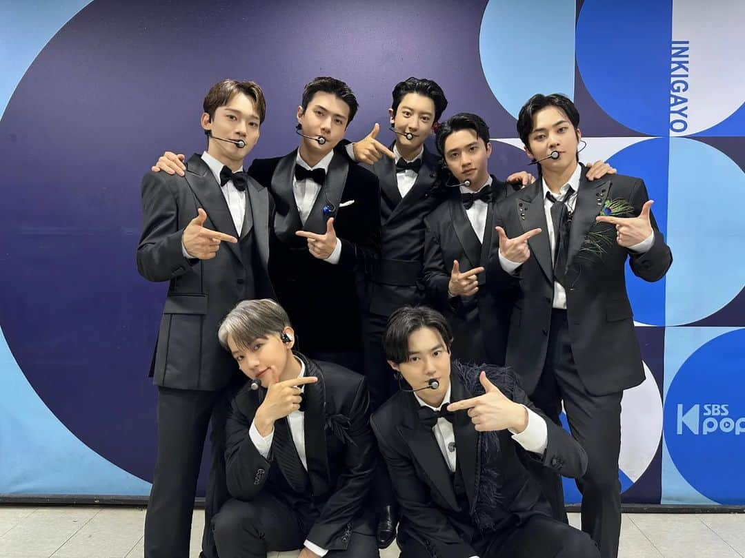 EXOさんのインスタグラム写真 - (EXOInstagram)「🤵‍♂️👉🏻🤍✨  #EXO #엑소 #weareoneEXO #EXIST #EXO_EXIST #CreamSoda #EXO_CreamSoda #인기가요 #Inkigayo」7月16日 17時27分 - weareone.exo