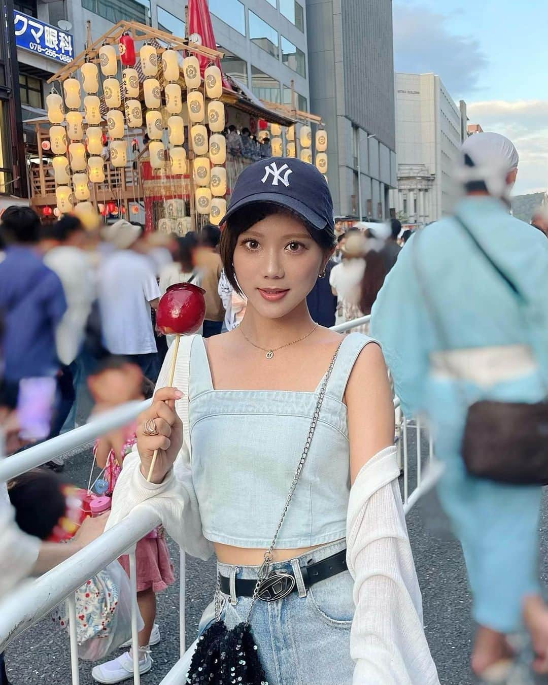 海江田麻貴さんのインスタグラム写真 - (海江田麻貴Instagram)「ㅤㅤㅤㅤㅤ  ㅤㅤㅤㅤㅤ きのう☺︎ 祇園祭り🏮 りんご飴食べられて満足😋🤍  ㅤㅤㅤㅤㅤ  ㅤㅤㅤㅤㅤ  ㅤㅤㅤㅤㅤ  ㅤㅤㅤㅤㅤ  ㅤㅤㅤㅤㅤ #祇園祭り #祇園祭 #kyoto #京都 #京都観光 #DIESEL #newera #ダメージデニムデニムセットアップ #neweracap #ベリーショート #ベリーショート女子 #ベリショ #japanesegirl #日本女孩」7月16日 17時30分 - _makiii0924_