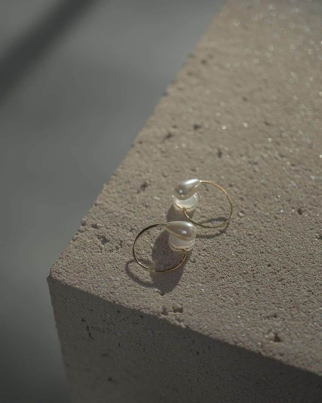 kaene －カエン－さんのインスタグラム写真 - (kaene －カエン－Instagram)「- RE STOCK -  Round pearl ear cuff / ラウンドパールイヤーカフ_No.031786 color : gold size : FREE price : ¥3.300 tax in  クリップタイプのイヤーカフ。  ゴールドのフープとパールを組みあわせ、大人っぽいデザインに仕上げました。   ホールド感もしっかりとありながら、シリコンクリップなので耳も痛くなりません。  ニッケルフリーなので、安心してご利用いただけます。  #kaene #accessories #occasiondress #pearlearrings」7月16日 17時30分 - kaene_official