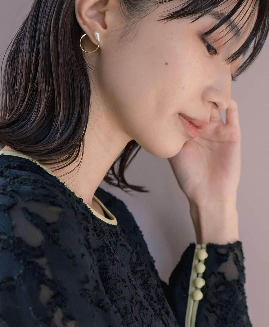 kaene －カエン－さんのインスタグラム写真 - (kaene －カエン－Instagram)「- RE STOCK -  Round pearl ear cuff / ラウンドパールイヤーカフ_No.031786 color : gold size : FREE price : ¥3.300 tax in  クリップタイプのイヤーカフ。  ゴールドのフープとパールを組みあわせ、大人っぽいデザインに仕上げました。   ホールド感もしっかりとありながら、シリコンクリップなので耳も痛くなりません。  ニッケルフリーなので、安心してご利用いただけます。  #kaene #accessories #occasiondress #pearlearrings」7月16日 17時30分 - kaene_official