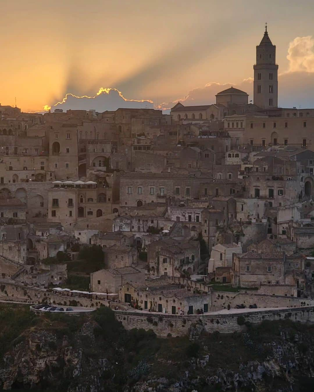 マヌ・ジノビリのインスタグラム：「🇮🇹Terza fermata: Matera! Paese favoloso! 🇦🇷Tercera parada: Matera! Simplemente fabuloso! 🇺🇲Third stop: Matera! Simply fabulous!」