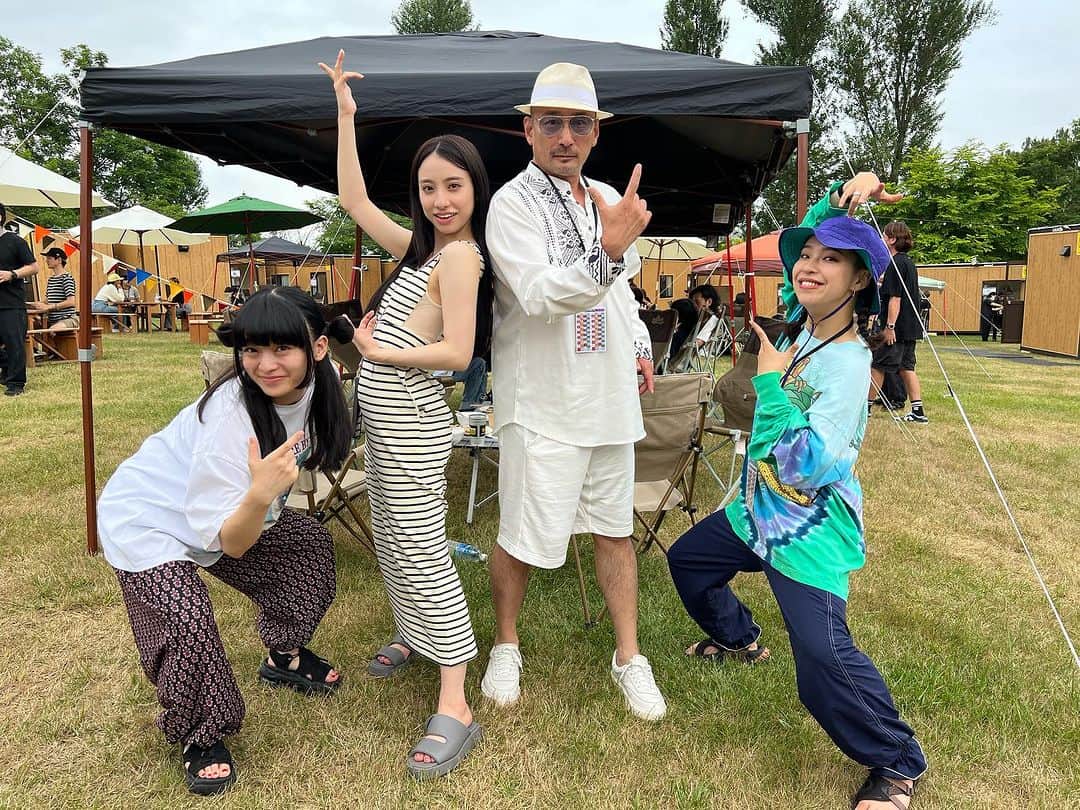 クレイジーケンバンド【公式】のインスタグラム：「岩見沢JOIN ALIVE、到着いたしました。 クレイジーケンバンドは19:10よりVELVET CIRCUSにて演奏いたします。是非！  新しい学校のリーダーズさんとクレイジーケンさん。  byスタッフ  #クレイジーケンバンド #crazykenband #横山剣 #joinalive #新しい学校のリーダーズ」