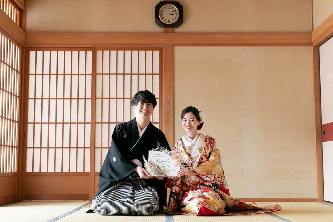 ラヴィ•ファクトリーさんのインスタグラム写真 - (ラヴィ•ファクトリーInstagram)「. 【写真で叶える結婚式】 . 飾らないおふたりの笑顔が眩しい1枚📸 いつもの場所でおふたりらしいお写真も 大切な思い出に残ります💫  . —————— ラヴィファクトリー: @hiroshima_laviefactory Photographer: @shunta_nagami AREA:JAPAN,HIROSHIMA —————— @laviefactoryをフォローして #laviefactory #ラヴィファクトリー のハッシュタグをつけて お写真を投稿してみてくださいね✳︎ . こちらの公式IG（@laviefactory） で取り上げさせていただきます✨ . 思わず笑顔になれるハートのある 「家族写真」はラヴィクルール* >>>@laviecouleur_official . #wedding #weddingphotography #photo  #ハートのある写真 #instawedding #結婚写真 #ウェディング #ウェディングフォト #撮影指示書 #ロケーションフォト #前撮り#写真好きな人と繋がりたい #フォトウェディング #卒花 #後撮り #ウェディングニュース #前撮り小物 #前撮りフォト #前撮りアイテム #ウェディング撮影 #撮影構図 #前撮りアイディア #撮影指示書 #花嫁コーディネート #花嫁コーデ #和装 #色打掛 #和装前撮り」7月16日 17時38分 - laviefactory