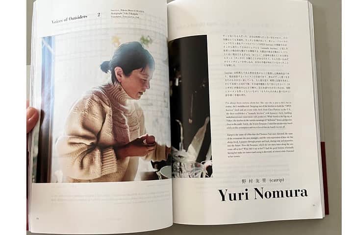 journaleatripさんのインスタグラム写真 - (journaleatripInstagram)「tanpopo  すべての食いしん坊に告ぐ！ いますぐに映画『タンポポ』を観よ！ の問いかけではじまる書籍　"TANPOPO13"  インタビューと 劇中の料理の再現をさせて頂く。 2008年映画"eatrip"を制作するにあたり 伊丹十三さんの "タンポポ"は多大なる敬意とオマージュをもって何回も観た作品。  刷り上がった本を開けば食仲間のサンフランシスコのメンバーも登場したりと映画"タンポポ"を通じて一冊の本の中でここ十数年の自分の食の巡りを振り返るような気持にもなる。 そして様々な角度からのインタビュー記事は 書籍という形でしか実現できなかった丁寧な 時間が伝わってくる。  三浦さん書籍完成おめでとうございます @colaxo_inc   #生きること食べることそれが人生 #車海老のしょうゆ漬け #生きた海老を紹興酒につけて酔っ払わせる#食べれば凄く美味し#過程は海老が暴れる音を聞くのでなんとも言えない気持ちになる#生きるを食べて生きる#タンポポ#伊丹十三 #tampopo13」7月16日 17時38分 - eatripjournal