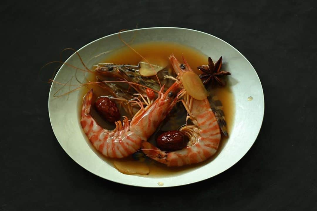 journaleatripさんのインスタグラム写真 - (journaleatripInstagram)「tanpopo  すべての食いしん坊に告ぐ！ いますぐに映画『タンポポ』を観よ！ の問いかけではじまる書籍　"TANPOPO13"  インタビューと 劇中の料理の再現をさせて頂く。 2008年映画"eatrip"を制作するにあたり 伊丹十三さんの "タンポポ"は多大なる敬意とオマージュをもって何回も観た作品。  刷り上がった本を開けば食仲間のサンフランシスコのメンバーも登場したりと映画"タンポポ"を通じて一冊の本の中でここ十数年の自分の食の巡りを振り返るような気持にもなる。 そして様々な角度からのインタビュー記事は 書籍という形でしか実現できなかった丁寧な 時間が伝わってくる。  三浦さん書籍完成おめでとうございます @colaxo_inc   #生きること食べることそれが人生 #車海老のしょうゆ漬け #生きた海老を紹興酒につけて酔っ払わせる#食べれば凄く美味し#過程は海老が暴れる音を聞くのでなんとも言えない気持ちになる#生きるを食べて生きる#タンポポ#伊丹十三 #tampopo13」7月16日 17時38分 - eatripjournal