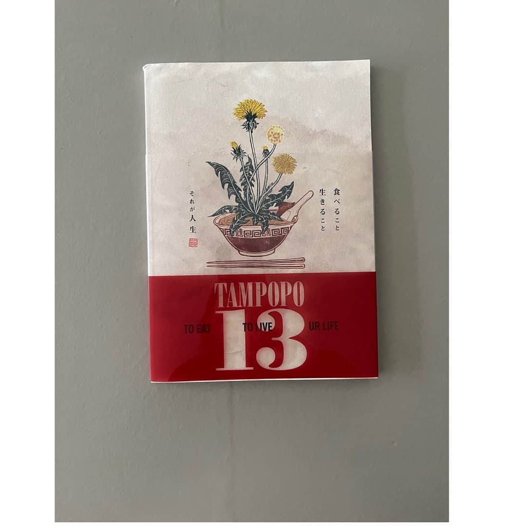 journaleatripさんのインスタグラム写真 - (journaleatripInstagram)「tanpopo  すべての食いしん坊に告ぐ！ いますぐに映画『タンポポ』を観よ！ の問いかけではじまる書籍　"TANPOPO13"  インタビューと 劇中の料理の再現をさせて頂く。 2008年映画"eatrip"を制作するにあたり 伊丹十三さんの "タンポポ"は多大なる敬意とオマージュをもって何回も観た作品。  刷り上がった本を開けば食仲間のサンフランシスコのメンバーも登場したりと映画"タンポポ"を通じて一冊の本の中でここ十数年の自分の食の巡りを振り返るような気持にもなる。 そして様々な角度からのインタビュー記事は 書籍という形でしか実現できなかった丁寧な 時間が伝わってくる。  三浦さん書籍完成おめでとうございます @colaxo_inc   #生きること食べることそれが人生 #車海老のしょうゆ漬け #生きた海老を紹興酒につけて酔っ払わせる#食べれば凄く美味し#過程は海老が暴れる音を聞くのでなんとも言えない気持ちになる#生きるを食べて生きる#タンポポ#伊丹十三 #tampopo13」7月16日 17時38分 - eatripjournal