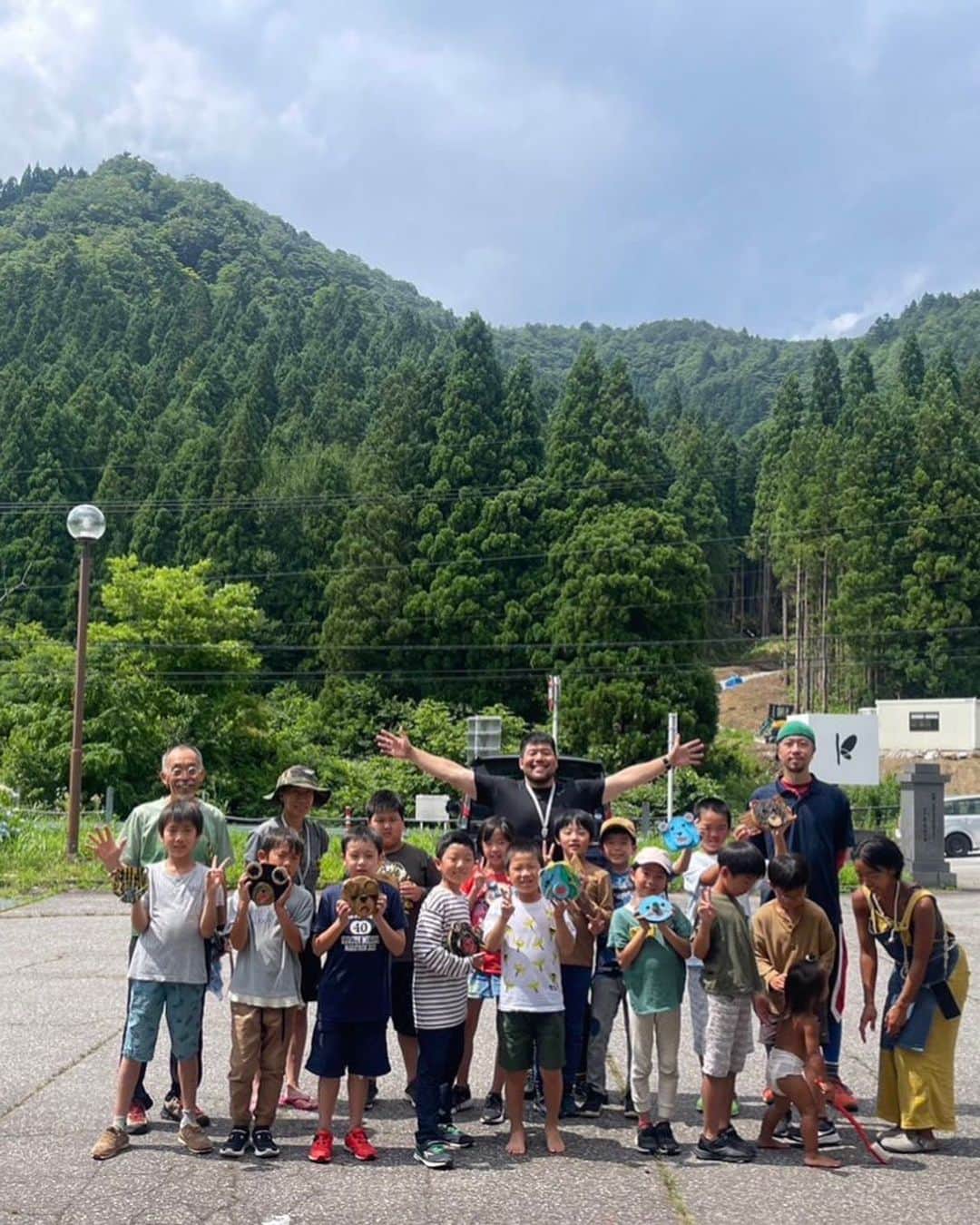 畠山健介さんのインスタグラム写真 - (畠山健介Instagram)「「とやま・こども・みらい予備校」  沢山の方にご協力頂きながら、 第1回目（1泊2日）が無事に終了しましたー👏  暑い💦ヘロヘロです💦 子供達は本当に元気💦笑  第1回目のテーマは「水」 富山の「水」で楽しみながら色々な事を子供達に学んでもらいました。実際の生活で応用して欲しい。  2023年度内に後3回のプログラムがあります！第2回目は9月！テーマ決めから、内容を含め、楽しみしています！  そして富山から東京に向かい中🗼🚄 夜は #テレビ東京 さんの「みんなのスポーツ」を是非🥳🤗  #富山県 #富山市 #AmazingToyama #立山山麓 #とやまこどもみらい予備校 #水 #称名滝 #山中茂 #大レジェンド #テレビ東京 さん #みんなのスポーツ #マンスリーMC #ラグビー #rugby」7月16日 17時38分 - hatake03