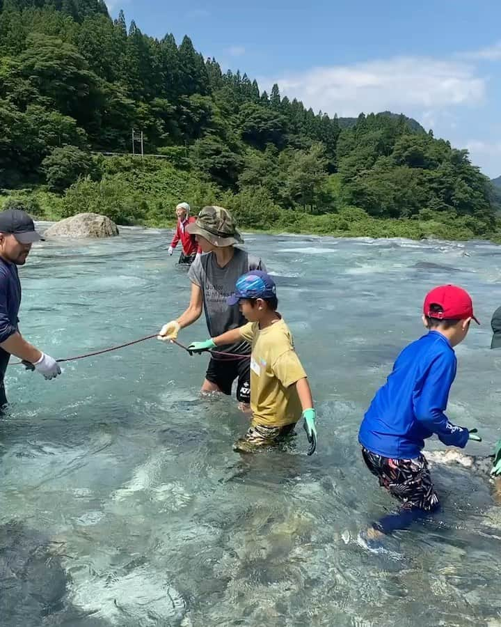 畠山健介のインスタグラム：「「とやま・こども・みらい予備校」  沢山の方にご協力頂きながら、 第1回目（1泊2日）が無事に終了しましたー👏  暑い💦ヘロヘロです💦 子供達は本当に元気💦笑  第1回目のテーマは「水」 富山の「水」で楽しみながら色々な事を子供達に学んでもらいました。実際の生活で応用して欲しい。  2023年度内に後3回のプログラムがあります！第2回目は9月！テーマ決めから、内容を含め、楽しみしています！  そして富山から東京に向かい中🗼🚄 夜は #テレビ東京 さんの「みんなのスポーツ」を是非🥳🤗  #富山県 #富山市 #AmazingToyama #立山山麓 #とやまこどもみらい予備校 #水 #称名滝 #山中茂 #大レジェンド #テレビ東京 さん #みんなのスポーツ #マンスリーMC #ラグビー #rugby」