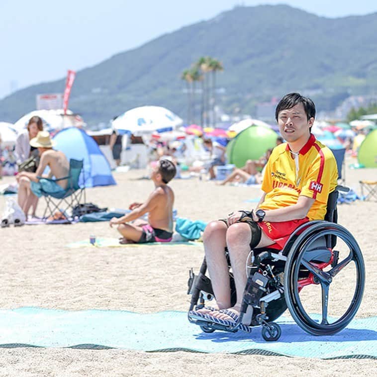 soarさんのインスタグラム写真 - (soarInstagram)「足元が不安定な砂浜に平面な道をつくり、車椅子でも砂浜を通ることを可能にするビーチマット。これにより須磨海岸では「ユニバーサルビーチ」を実現させています🏖 下半身麻痺で車いす生活を余儀なくされてしまったけれど、決して歩くことを諦めなかった木戸俊介さん。そして、日本で唯一の車いすライフセイバーである古中信也さんのお二人の出会いからはじまった今回のプロジェクトの、実現までの過程や思いについてお聞きしました🐚 ・ ・  「日本初の車椅子でも海が楽しめる『ユニバーサルビーチ』が神戸・須磨海岸に！市民が協力して実現させたビーチマットプロジェクト」 https://soar-world.com/2017/10/06/suma-universalbeach/ ・ ・ 「soar(ソアー)」は、人の持つ可能性が広がる瞬間を捉え、伝えていくメディアです🕊✨☘ https://soar-world.com/ ・ ・ #soar_world #バリアフリー #ユニバーサルデザイン #車椅子 #夏 #海 #ビーチ #須磨海水浴場 #神戸 #ビーチマット #砂浜 #ヒッポキャンプ #海水浴場 #海水浴 #ライフセーバー #海の家 #看護師 #クラウドファンディング  #プール #髄膜炎 #水頭症 #てんかん #脊髄損傷 #下半身麻痺 #海の日 #ユニバーサルビーチ」7月17日 21時00分 - soar_world