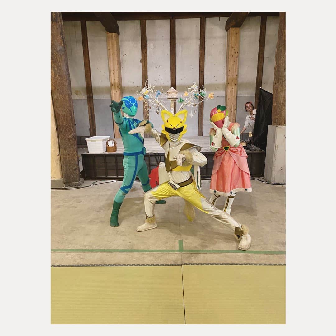 松本野々歩のインスタグラム：「半田のご当地アイドルが チリンとドロンの木🌲の前で記念写真撮ってくれてるー と思ってカメラ向けると　 馨さんがひょっこり😆  そして　あさひとパパの　あさひちゃんが こんな大きくなっちゃったーー🥹  そりゃみーんな大きくなっていくよね わたしも先日しじゅうになったわけだし」
