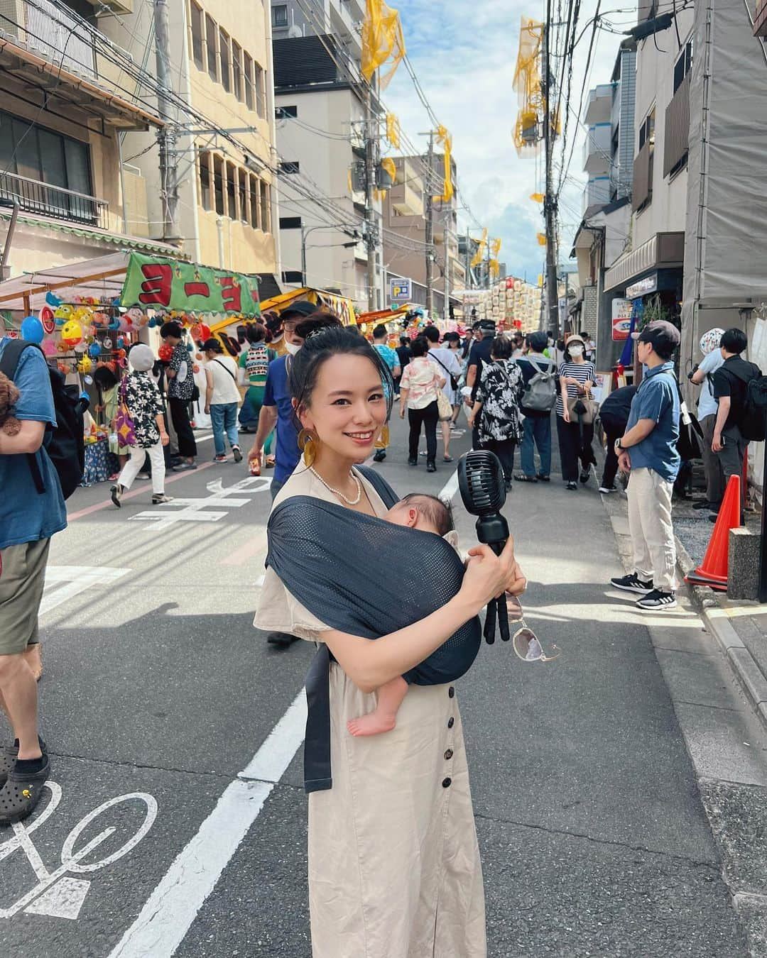 TANAKA SAKi 田中紗貴さんのインスタグラム写真 - (TANAKA SAKi 田中紗貴Instagram)「⋆ 祇園祭🏮 生後１ヶ月のぴぴの暑さ対策に 日傘&ミニ扇風機&保冷剤… それでも暑すぎて３０分で退散💦  ㅤㅤㅤㅤㅤㅤㅤㅤㅤㅤㅤㅤㅤㅤㅤㅤㅤㅤㅤㅤㅤㅤㅤㅤㅤㅤㅤㅤㅤㅤㅤㅤㅤㅤㅤㅤㅤㅤㅤㅤㅤㅤㅤㅤㅤㅤㅤㅤㅤㅤ  ㅤㅤㅤㅤㅤㅤㅤㅤㅤㅤㅤㅤㅤ#祇園祭#山鉾#灼熱 #生後１ヶ月#女の子ベビー  #末っ子長女#三児ママ #モデル#田中紗貴」7月16日 17時45分 - sakiwo.523