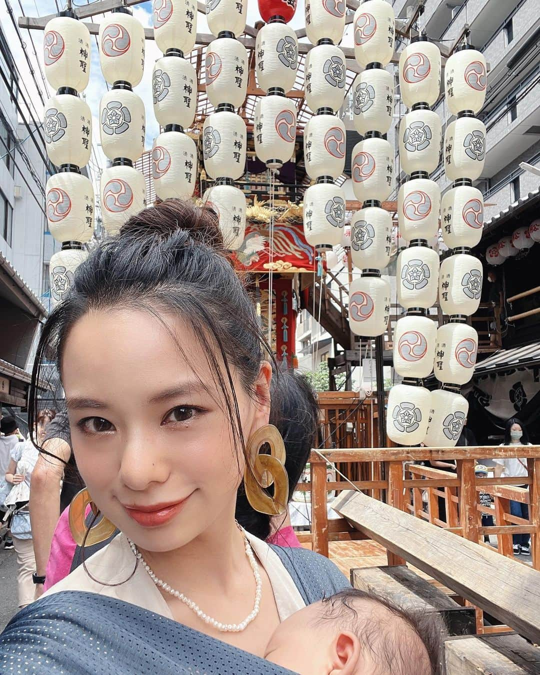 TANAKA SAKi 田中紗貴のインスタグラム：「⋆ 祇園祭🏮 生後１ヶ月のぴぴの暑さ対策に 日傘&ミニ扇風機&保冷剤… それでも暑すぎて３０分で退散💦  ㅤㅤㅤㅤㅤㅤㅤㅤㅤㅤㅤㅤㅤㅤㅤㅤㅤㅤㅤㅤㅤㅤㅤㅤㅤㅤㅤㅤㅤㅤㅤㅤㅤㅤㅤㅤㅤㅤㅤㅤㅤㅤㅤㅤㅤㅤㅤㅤㅤㅤ  ㅤㅤㅤㅤㅤㅤㅤㅤㅤㅤㅤㅤㅤ#祇園祭#山鉾#灼熱 #生後１ヶ月#女の子ベビー  #末っ子長女#三児ママ #モデル#田中紗貴」