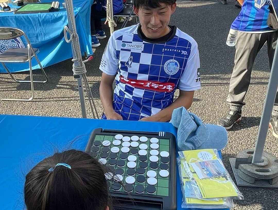 安田美香のインスタグラム：「#⚽️水戸ホーリーホック のホームゲームは  今日もイベントが盛りだくさん！  選手がオセロブースに登場し、子ども達とオセロで対戦！😆  #オセロ は水戸発祥のゲームなんだそうです♪  今日はオセロとコラボしたユニフォームを着用！  コイントスはなんとオセロで実施されます〜！  #水戸山形 #Ｊリーグ #mito #jリーグ #茨城県」