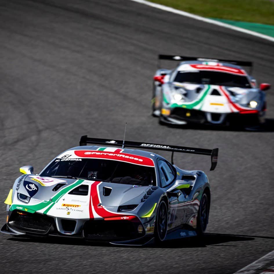 Ferrari Japanさんのインスタグラム写真 - (Ferrari JapanInstagram)「鈴鹿サーキットで行われたFerrari Challenge ジャパンシリーズ第4戦。 夏の鈴鹿でレーサーたちは1秒を争う。様々な波乱を見せたレース展開。 手に汗握る攻防はFerrari YouTubeチャンネルからご覧いただけます。  来月8月5-6日にて最終第5戦目がSUGOで行われる。 最終戦はどのようなレース展開を見せてくれるのか。乞うご期待。  #Ferrari #フェラーリ #FerrariJapan #FerrariRacingDays2023 #Ferrarichallenge #FerrariChallengeJapan #Ferrari488ChallengeEVO #FerrariCorseClienti #FerrariRaces #フェラーリチャレンジ #フェラーリレース #LuxuryLifestyle #LuxuryCars #CarLifestyle #Ferraristi #ラグジュアリーカー」7月16日 17時48分 - ferrarijpn